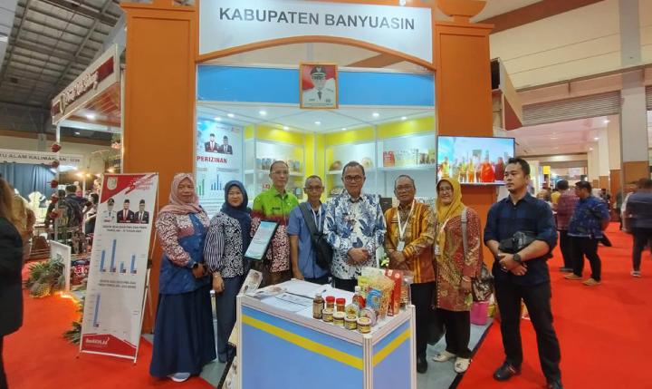 Dalam era otonomi daerah, peran pemerintah daerah sangat vital dalam mengembangkan potensi wilayahnya. Salah satu bentuk upaya promosi dan pengembangan tersebut adalah melalui partisipasi dalam berbagai expo dan pameran, salah satunya Apkasi Otonomi Expo. Bagi Kabupaten Banyuasin, keikutsertaan dalam acara ini bukan sekadar ajang promosi, tetapi juga kesempatan untuk menggali potensi daerah dan menjalin kerja sama yang saling menguntungkan dengan pihak lain. Pj Bupati Banyuasin sangat berkomitmen untuk memanfaatkan kesempatan yang ada dalam Apkasi Otonomi Expo sebagai sarana untuk meningkatkan daya saing daerah serta memperkenalkan berbagai inovasi dan potensi yang dimiliki. Artikel ini akan membahas secara mendalam mengenai peran Pj Bupati Banyuasin dalam Apkasi Otonomi Expo dan bagaimana kesempatan ini dapat dimanfaatkan untuk mempromosikan daerah. 1. Pj Bupati Banyuasin: Memimpin dengan Visi dan Misi yang Jelas Pj Bupati Banyuasin, dalam menjalankan tugasnya, memiliki visi dan misi yang jelas untuk mengembangkan daerah. Visi tersebut tercermin dalam berbagai program yang dirancang untuk meningkatkan kesejahteraan masyarakat. Setiap langkah yang diambil oleh Pj Bupati Banyuasin berfokus pada peningkatan kualitas hidup masyarakat, peningkatan infrastruktur, serta pengembangan potensi ekonomi lokal. Dalam konteks Apkasi Otonomi Expo, Pj Bupati Banyuasin berupaya menampilkan berbagai program unggulan yang telah dilaksanakan selama ini. Dengan kehadiran di expo, Pj Bupati tidak hanya berperan sebagai pemimpin, tetapi juga sebagai duta daerah yang memperkenalkan potensi yang dimiliki Banyuasin. Di antara program yang diusung adalah pengembangan sektor pertanian, perikanan, dan pariwisata berbasis masyarakat. Selain itu, Pj Bupati Banyuasin juga melakukan pendekatan yang strategis dengan menggandeng berbagai stakeholder, termasuk masyarakat, instansi pemerintah, dan sektor swasta, untuk mendapatkan dukungan dan kolaborasi dalam setiap program yang dilaksanakan. Hal ini menunjukkan bahwa keikutsertaan dalam Apkasi Otonomi Expo bukan hanya sekadar kegiatan pameran, tetapi merupakan bagian dari strategi besar dalam mengakselerasi pembangunan daerah. Dengan pendekatan tersebut, Pj Bupati Banyuasin berharap dapat menarik perhatian investor dan pelaku usaha untuk berinvestasi di daerah. Hal ini akan berdampak positif bagi pertumbuhan ekonomi lokal dan penciptaan lapangan kerja baru. Melalui paparan yang komprehensif mengenai program dan potensi daerah, Pj Bupati Banyuasin ingin menunjukkan bahwa Banyuasin adalah daerah yang siap bersaing dan berkolaborasi dengan daerah lain. 2. Potensi Daerah Banyuasin dalam Apkasi Otonomi Expo Banyuasin memiliki beragam potensi yang dapat ditawarkan dalam Apkasi Otonomi Expo. Salah satu potensi utama adalah sektor pertanian, di mana Banyuasin dikenal sebagai salah satu penghasil padi terbesar di Sumatera Selatan. Pj Bupati Banyuasin berupaya memperkenalkan inovasi pertanian yang dapat meningkatkan produktivitas dan kualitas hasil pertanian di daerahnya. Misalnya, dengan penerapan teknologi pertanian modern dan praktik pertanian berkelanjutan, diharapkan dapat meningkatkan daya saing produk pertanian Banyuasin di pasar. Selain sektor pertanian, Banyuasin juga memiliki potensi besar di bidang perikanan. Dengan wilayah yang kaya akan sumber daya perairan, Pj Bupati Banyuasin mempromosikan pengembangan budidaya ikan yang ramah lingkungan. Melalui Apkasi Otonomi Expo, berbagai jenis produk perikanan lokal dapat diperkenalkan kepada para pengunjung, serta menciptakan peluang pasar baru bagi para nelayan dan pelaku usaha perikanan. Sektor pariwisata juga tidak kalah pentingnya. Banyuasin memiliki sejumlah objek wisata yang menarik, mulai dari wisata alam, budaya, hingga sejarah. Pj Bupati Banyuasin akan menampilkan potensi pariwisata daerah dalam expo ini dengan harapan dapat menarik minat wisatawan domestik maupun mancanegara. Program promosi pariwisata yang terintegrasi dengan kolaborasi antar sektor akan menjadi daya tarik tersendiri bagi para pengunjung expo. Dengan memanfaatkan Apkasi Otonomi Expo sebagai wadah promosi, Pj Bupati Banyuasin ingin menciptakan citra positif bagi daerah. Melalui pengenalan potensi yang beragam, Banyuasin diharapkan dapat menjadi pilihan utama bagi investor dan wisatawan, sehingga membawa dampak positif bagi perekonomian daerah. 3. Membangun Jaringan dan Kolaborasi dalam Expo Salah satu aspek penting dalam keikutsertaan Banyuasin dalam Apkasi Otonomi Expo adalah membangun jaringan dan kolaborasi. Pj Bupati Banyuasin menyadari bahwa dalam mengembangkan daerah, kolaborasi antara berbagai pihak sangat diperlukan. Dalam expo ini, berbagai instansi pemerintah, pelaku usaha, dan organisasi masyarakat diundang untuk berpartisipasi, sehingga tercipta sinergi yang dapat memperkuat upaya pembangunan. Dengan membuka peluang untuk berdiskusi dan bertukar ide dengan pemangku kepentingan lainnya, Pj Bupati Banyuasin berharap dapat menemukan solusi bersama untuk berbagai tantangan yang dihadapi. Misalnya, dalam sektor pertanian, kolaborasi antara pemerintah, petani, dan akademisi dapat menghasilkan inovasi yang lebih efektif dalam mengatasi masalah hama dan penyakit tanaman. Selain itu, Pj Bupati Banyuasin juga berupaya memperkuat hubungan dengan investor dan pelaku usaha. Dengan mempresentasikan potensi dan kemudahan berinvestasi di Banyuasin, diharapkan dapat menarik minat investor untuk berinvestasi di berbagai sektor, seperti infrastruktur, pertanian, dan pariwisata. Melalui kolaborasi ini, tidak hanya Banyuasin yang diuntungkan, tetapi juga para investor yang akan mendapatkan peluang dan keuntungan yang menguntungkan. Jaringan yang dibangun dalam expo ini diharapkan dapat terus berlanjut setelah acara berakhir. Pj Bupati Banyuasin memiliki komitmen untuk menjalin komunikasi yang baik dengan semua pihak guna menciptakan lingkungan yang kondusif untuk pertumbuhan dan perkembangan daerah ke depannya. 4. Strategi Promosi yang Efektif dalam Apkasi Otonomi Expo Untuk memaksimalkan dampak dari keikutsertaan dalam Apkasi Otonomi Expo, Pj Bupati Banyuasin menerapkan berbagai strategi promosi yang efektif. Salah satunya adalah memanfaatkan media sosial dan platform digital untuk mempromosikan potensi daerah. Dengan perkembangan teknologi informasi yang pesat, penggunaan media sosial menjadi salah satu cara yang paling efektif untuk menjangkau audiens yang lebih luas. Melalui media sosial, Pj Bupati Banyuasin dapat berbagi informasi mengenai program-program unggulan, potensi investasi, serta objek wisata yang ada di Banyuasin. Konten yang menarik dan informatif diharapkan dapat menarik perhatian masyarakat dan meningkatkan minat untuk mengunjungi stand Banyuasin di expo. Selain itu, Pj Bupati juga mempersiapkan presentasi yang menarik untuk ditampilkan selama expo. Dengan menggandeng tim kreatif, presentasi mengenai potensi Banyuasin akan dikemas dengan visual yang menarik dan data yang relevan. Hal ini bertujuan untuk memberikan gambaran yang jelas mengenai peluang yang ada di Banyuasin. Pj Bupati Banyuasin juga menyadari pentingnya keterlibatan masyarakat lokal dalam promosi daerah. Oleh karena itu, pelibatan masyarakat dalam persiapan dan pelaksanaan expo menjadi salah satu strategi yang diutamakan. Dengan melibatkan masyarakat, diharapkan mereka dapat menjadi duta daerah yang efektif dalam memperkenalkan potensi dan keunggulan Banyuasin kepada para pengunjung.