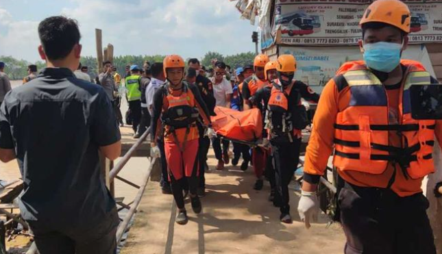 Kecelakaan yang mengakibatkan ambruknya jembatan di Kabupaten Musi Banyuasin (Muba) baru-baru ini kembali mengguncang masyarakat setempat. Setelah pencarian yang penuh harapan dan upaya dari berbagai pihak, dua korban yang hilang akhirnya ditemukan dalam keadaan tidak bernyawa. Kejadian tragis ini menimbulkan berbagai pertanyaan mengenai penyebab ambruknya jembatan serta langkah-langkah yang akan diambil untuk mencegah kejadian serupa di masa depan. Artikel ini akan membahas secara mendalam mengenai kejadian tersebut, dampak yang ditimbulkan, serta respons dari pihak berwenang. Penyebab Ambruknya Jembatan di Muba Ambruknya jembatan di Muba yang merenggut nyawa dua orang ini menyisakan banyak tanda tanya. Banyak faktor yang dapat mempengaruhi struktur jembatan, mulai dari desain, kualitas material, hingga pemeliharaan yang tidak memadai. Dalam kasus ini, beberapa saksi mata melaporkan bahwa ada tanda-tanda kerusakan pada jembatan sebelum kejadian. Sejak dibangun, jembatan tersebut mungkin sudah mengalami penurunan kualitas yang disebabkan oleh faktor cuaca dan penggunaan yang berlebihan. Salah satu penyebab utama ambruknya jembatan sering kali berkaitan dengan desain yang tidak sesuai dengan standar teknis yang diperlukan. Penggunaan material yang tidak berkualitas dan tidak sesuai spesifikasi juga dapat menyebabkan jembatan tidak mampu menahan beban yang ada. Dalam kasus ini, pihak berwenang seharusnya melakukan inspeksi secara berkala dan memastikan bahwa struktur jembatan tetap aman untuk digunakan. Kondisi cuaca juga bisa menjadi faktor signifikan dalam peristiwa ini. Hujan lebat yang terjadi beberapa hari sebelum ambruknya jembatan dapat menyebabkan erosi tanah di sekitar fondasi jembatan. Jika tanah di sekitar jembatan tidak stabil, ini dapat mengakibatkan pergeseran dan akhirnya menyebabkan ambruk. Hal ini mengingatkan kita bahwa pengawasan terhadap kondisi lingkungan sekitar infrastruktur sangat penting. Di beberapa negara, teknologi modern seperti sensor untuk memantau kondisi jembatan telah diterapkan. Teknologi ini membantu dalam mendeteksi kerusakan lebih awal dan memberikan peringatan sebelum terjadi bencana. Namun, di Indonesia, penerapan teknologi semacam ini masih terbatas. Hal ini menjadi tantangan bagi pemerintah untuk meningkatkan kapasitas dalam pemeliharaan dan pengawasan infrastruktur. Selain itu, kurangnya kesadaran masyarakat mengenai pentingnya menjaga infrastruktur publik juga menjadi masalah. Masyarakat sering kali tidak memperhatikan tanda-tanda peringatan mengenai kondisi jembatan yang membahayakan. Edukasi masyarakat tentang pentingnya melaporkan kerusakan atau tanda-tanda bahaya juga harus menjadi fokus ke depannya. Akhirnya, ambruknya jembatan ini mengingatkan kita akan pentingnya kolaborasi antara pemerintah, masyarakat, dan pihak swasta dalam menjaga infrastruktur. Pemerintah harus lebih proaktif dalam mendengarkan masukan dari masyarakat dan melakukan tindakan preventif untuk mencegah kejadian serupa. Transparansi dalam pengelolaan proyek infrastruktur juga sangat diperlukan agar masyarakat dapat berpartisipasi dalam menjaga keselamatan bersama. Dampak Sosial dan Ekonomi dari Ambruknya Jembatan Ambruknya jembatan di Muba tidak hanya menimbulkan kerugian jiwa, tetapi juga dampak yang luas bagi masyarakat dan perekonomian setempat. Jembatan yang ambruk merupakan salah satu akses vital bagi penduduk setempat untuk melakukan aktivitas sehari-hari, termasuk transportasi, perdagangan, dan pendidikan. Ketika jembatan tersebut ambruk, banyak aktivitas ekonomi yang terhambat, sehingga berdampak pada pendapatan masyarakat. Salah satu dampak paling langsung adalah kesulitan akses. Warga yang biasanya menggunakan jembatan tersebut untuk pergi ke pasar, sekolah, atau tempat kerja terpaksa mencari jalur alternatif yang mungkin lebih jauh dan membutuhkan waktu lebih lama. Hal ini menyebabkan penurunan produktivitas dan bisa berujung pada kerugian finansial bagi para pedagang kecil yang mengandalkan akses mudah untuk menjual produk mereka. Dari segi sosial, ambruknya jembatan juga menyebabkan kepanikan dan ketidakpastian di masyarakat. Kehilangan dua jiwa dalam tragedi ini menambah rasa duka dan trauma bagi keluarga korban dan masyarakat sekitar. Rasa aman dan nyaman dalam menggunakan infrastruktur publik menjadi terganggu, dan hal ini bisa memicu ketidakpercayaan masyarakat terhadap pemerintah dalam hal pengelolaan dan perawatan infrastruktur. Di sisi lain, kejadian ini juga membuka mata banyak pihak mengenai pentingnya investasi dalam infrastruktur yang aman dan berkelanjutan. Pemerintah diharapkan dapat melakukan evaluasi dan perbaikan terhadap infrastruktur yang ada, serta merencanakan pembangunan jembatan yang lebih baik di masa mendatang. Hal ini tentunya memerlukan alokasi anggaran yang tepat dan perencanaan yang matang agar kejadian serupa tidak terulang. Dampak dari ambruknya jembatan juga bisa dirasakan dalam jangka panjang. Jika infrastruktur transportasi terganggu, maka dapat mempengaruhi pertumbuhan ekonomi daerah. Para investor biasanya akan lebih berhati-hati dalam menanamkan modal mereka jika melihat infrastruktur yang tidak memadai, sehingga bisa menghambat kemajuan daerah tersebut. Secara keseluruhan, ambruknya jembatan di Muba adalah pengingat bagi semua pihak akan pentingnya menjaga infrastruktur publik dan memperhatikan keselamatan masyarakat. Langkah-langkah pencegahan yang lebih baik perlu diambil untuk memastikan keselamatan dan kenyamanan bagi semua pengguna jalan. Dengan demikian, diharapkan kejadian serupa tidak terulang di masa mendatang. Tanggapan dan Respons dari Pihak Berwenang Setelah kejadian ambruknya jembatan di Muba, pihak berwenang melakukan beberapa langkah untuk menanggapi situasi ini. Langkah pertama yang diambil adalah melakukan evakuasi dan pencarian terhadap korban yang hilang. Tim gabungan yang terdiri dari aparat kepolisian, BPBD, dan relawan dikerahkan untuk melakukan pencarian di lokasi ambruknya jembatan. Unjuk kerja dan solidaritas para relawan patut diapresiasi dalam momen yang penuh tantangan ini. Setelah dua korban ditemukan, pemerintah daerah segera mengeluarkan pernyataan resmi tentang kejadian tersebut. Pihak berwenang mengungkapkan rasa duka cita yang mendalam atas kehilangan yang dialami keluarga korban. Mereka juga menjelaskan bahwa saat ini sedang dilakukan investigasi untuk mengetahui penyebab pasti dari ambruknya jembatan. Pemerintah mengantisipasi adanya dampak sosial yang lebih luas akibat kejadian ini. Oleh karena itu, mereka akan melakukan sosialisasi kepada masyarakat mengenai keselamatan infrastruktur dan pentingnya pelaporan jika ada tanda-tanda bahaya. Edukasi ini diharapkan dapat meningkatkan kesadaran masyarakat dalam menjaga infrastruktur publik. Selain itu, pemerintah juga menyatakan rencana untuk melakukan audit terhadap semua jembatan yang ada di wilayah Muba dan sekitarnya. Langkah ini diambil untuk memastikan bahwa semua infrastruktur yang ada dalam kondisi baik dan aman untuk digunakan. Jika diperlukan, pemerintah akan melakukan perbaikan atau pembangunan ulang terhadap jembatan yang dianggap tidak layak. Sejalan dengan itu, pihak berwenang juga merencanakan untuk meningkatkan alokasi anggaran untuk sektor infrastruktur. Tujuannya adalah agar infrastruktur yang ada dapat diperbaiki atau ditingkatkan kualitasnya, sehingga kejadian serupa tidak terulang di masa depan. Hal ini juga menjadi kesempatan bagi pemerintah untuk menarik perhatian masyarakat akan pentingnya investasi dalam infrastruktur. Tanggapan dari masyarakat juga sangat beragam. Banyak warga yang merasa prihatin dan meminta agar pemerintah segera melakukan perbaikan. Namun, ada juga yang mempertanyakan mengapa jembatan tersebut dibiarkan dalam keadaan tidak layak huni. Ini menunjukkan bahwa ada kebutuhan untuk transparansi dan komunikasi yang lebih baik antara pemerintah dan masyarakat. Dengan langkah-langkah ini, diharapkan pemerintah dapat memberikan rasa aman dan nyaman bagi masyarakat dalam menggunakan infrastruktur publik. Kejadian ini bisa menjadi momentum untuk perbaikan dan peningkatan kualitas infrastruktur di seluruh Indonesia, tidak hanya di Muba saja. Upaya Pemulihan dan Pencegahan di Masa Depan Setelah tragedi ambruknya jembatan di Muba, penting bagi pemerintah dan masyarakat untuk bersatu dalam upaya pemulihan dan pencegahan di masa depan. Langkah awal yang perlu diambil adalah melakukan investigasi menyeluruh untuk mengetahui penyebab pasti dari ambruknya jembatan. Hasil investigasi ini nantinya akan menjadi landasan bagi perbaikan dan pembangunan infrastruktur yang lebih baik. Pemerintah daerah berencana untuk melakukan perbaikan infrastruktur jembatan secepatnya. Namun, perbaikan bukan satu-satunya solusi. Langkah preventif juga harus menjadi fokus utama agar kejadian serupa tidak terulang. Salah satu upaya yang dapat dilakukan adalah dengan meningkatkan frekuensi inspeksi terhadap infrastruktur publik. Pemantauan yang lebih intensif akan membantu mendeteksi kerusakan lebih awal dan mengambil tindakan sebelum terjadi bencana. Di samping itu, penting untuk melakukan pelatihan bagi petugas pemeliharaan infrastruktur agar mereka memiliki keterampilan dan pengetahuan yang memadai dalam menjaga jembatan dan infrastruktur lainnya. Pelatihan ini harus mencakup teknik-teknik modern dalam pemeliharaan dan perbaikan jembatan yang aman dan efisien. Masyarakat juga memiliki peran penting dalam menjaga infrastruktur. Edukasi mengenai keselamatan infrastruktur kepada masyarakat harus ditingkatkan, agar mereka lebih sadar akan kondisi jembatan dan merasa bertanggung jawab untuk melaporkan jika ada tanda-tanda kerusakan. Pusat-pusat informasi dan hotline untuk melaporkan masalah infrastruktur bisa menjadi solusi untuk memudahkan masyarakat dalam berkontribusi. Selain itu, pemerintah harus mempertimbangkan penerapan teknologi modern dalam pengelolaan infrastruktur. Penggunaan sensor untuk memantau kondisi jembatan serta aplikasi pemantauan yang dapat diakses oleh masyarakat akan meningkatkan transparansi dan respon cepat terhadap masalah. Langkah-langkah ini mencakup kolaborasi antara pemerintah, masyarakat, dan profesional di bidang teknik sipil. Dengan saling bekerja sama, diharapkan semua pihak dapat berkontribusi untuk menciptakan infrastruktur yang tidak hanya aman, tetapi juga berkelanjutan. Akhirnya, upaya pemulihan dan pencegahan ini harus dilakukan secara berkelanjutan. Infrastruktur yang baik adalah salah satu pilar utama dalam pembangunan suatu daerah. Oleh karena itu, investasi dalam infrastruktur harus menjadi prioritas bagi pemerintah, demi kesejahteraan masyarakat dan kemajuan ekonomi di masa depan. Kesimpulan Kejadian ambruknya jembatan di Muba yang merenggut dua nyawa ini adalah pengingat bagi kita semua akan pentingnya menjaga dan memelihara infrastruktur publik. Banyak faktor yang dapat mempengaruhi keamanan jembatan, mulai dari desain, pemeliharaan, hingga kesadaran masyarakat. Oleh karena itu, kolaborasi antara pemerintah, masyarakat, dan pihak swasta sangat diperlukan untuk menciptakan infrastruktur yang aman dan berkelanjutan. Ke depan, pemerintah diharapkan mampu mengambil langkah-langkah pencegahan yang lebih baik, termasuk melakukan inspeksi secara berkala, meningkatkan kualitas material, dan menerapkan teknologi modern. Selain itu, edukasi masyarakat mengenai pentingnya menjaga infrastruktur juga harus menjadi fokus utama. Dengan upaya bersama, kita bisa mencegah kejadian serupa di masa depan dan menjaga keselamatan masyarakat.