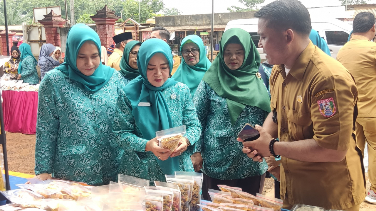 Pembangunan daerah di Indonesia tidak terlepas dari peran serta masyarakat dalam meningkatkan kualitas hidup dan kesejahteraan. Salah satu bentuk dukungan tersebut dapat dilihat pada acara yang diadakan di Desa Sidomulyo, Kec. Kumbang, Kab. Banyuasin, Sumatera Selatan. Acara ini tidak hanya sekadar formalitas, tetapi merupakan wujud nyata dari kolaborasi antara pemerintah dan masyarakat. Kehadiran Ibu PJ Bupati Banyuasin dalam acara Pelayanan Kolaboratif dan Lomba UP2K (Usaha Peningkatan Pendapatan Keluarga) menunjukkan komitmen pemerintah dalam memajukan kesejahteraan masyarakat. Dalam artikel ini, kita akan membahas lebih dalam mengenai acara tersebut serta dampaknya bagi masyarakat. 1. Pelayanan Kolaboratif: Mewujudkan Sinergi antara Pemerintah dan Masyarakat Pelayanan kolaboratif adalah pendekatan yang diambil untuk membangun kerjasama antara pemerintah daerah dan masyarakat dalam upaya peningkatan kualitas layanan dan pembangunan. Dalam konteks acara di Desa Sidomulyo, pelayanan kolaboratif menjadi fokus utama. Ibu PJ Bupati Banyuasin, yang hadir dalam acara tersebut, menyampaikan pentingnya partisipasi masyarakat dalam setiap program yang dijalankan oleh pemerintah. Dalam sambutannya, beliau mengajak masyarakat untuk aktif berperan serta dalam pembangunan di desa mereka masing-masing. Hal ini ditegaskan dengan adanya berbagai program yang dirancang untuk memberikan kemudahan akses layanan bagi masyarakat. Selain itu, pelayanan kolaboratif juga mencakup pelibatan berbagai stakeholder, seperti lembaga swadaya masyarakat, dunia usaha, dan akademisi. Dengan kolaborasi tersebut, diharapkan program-program yang dilaksanakan lebih efektif dan sesuai dengan kebutuhan masyarakat. Misalnya, dalam bidang kesehatan, penyuluhan gizi, dan pemeriksaan kesehatan yang dilakukan secara rutin dapat memberikan dampak positif bagi kesehatan masyarakat. Kehadiran Ibu PJ Bupati dalam acara ini memberikan motivasi bagi masyarakat untuk bersama-sama membangun desanya. Dengan melibatkan masyarakat dalam perencanaan dan pelaksanaan program, diharapkan akan tercipta rasa memiliki dan tanggung jawab terhadap pembangunan di Desa Sidomulyo. 2. Lomba UP2K: Mendorong Kreativitas dan Kemandirian Ekonomi Masyarakat Lomba UP2K di Desa Sidomulyo merupakan salah satu program unggulan yang dirancang untuk mendorong masyarakat dalam menjalankan usaha mikro dan kecil. Kegiatan ini tidak hanya menjadi ajang kompetisi, tetapi juga sebagai sarana untuk meningkatkan keterampilan dan kreativitas warga. Dalam lomba ini, berbagai jenis usaha ditampilkan, mulai dari kerajinan tangan, olahan makanan, hingga produk pertanian. Melalui lomba ini, masyarakat diajak untuk lebih kreatif dalam mengembangkan usaha mereka. Ibu PJ Bupati Banyuasin mengapresiasi setiap usaha yang ditampilkan dan mendorong para peserta untuk terus berinovasi. Lomba UP2K juga memberikan kesempatan bagi masyarakat untuk mengenalkan produk mereka kepada khalayak lebih luas. Hal ini diharapkan dapat membuka pasar baru dan meningkatkan pendapatan. Selain itu, dengan adanya lomba ini, masyarakat juga dapat belajar dari satu sama lain, berbagi pengalaman, dan membangun jaringan bisnis. Penyelenggaraan lomba ini juga menjadi momentum untuk mengedukasi masyarakat tentang pentingnya manajemen usaha yang baik. Melalui berbagai workshop dan seminar yang diadakan, peserta dapat belajar tentang cara mengelola keuangan, pemasaran, dan strategi pengembangan usaha. Secara keseluruhan, lomba UP2K di Desa Sidomulyo bukan hanya sekadar ajang perlombaan, tetapi juga sebagai wadah untuk menciptakan rasa kebersamaan dan semangat kewirausahaan di kalangan masyarakat. 3. Dampak Sosial dan Ekonomi dari Acara di Desa Sidomulyo Acara Pelayanan Kolaboratif dan Lomba UP2K di Desa Sidomulyo memiliki dampak yang signifikan terhadap kehidupan masyarakat. Pertama, secara sosial, acara ini memperkuat ikatan komunitas. Masyarakat yang sebelumnya terpisah oleh berbagai kepentingan kini bersatu untuk mengikuti kegiatan ini. Hal ini menciptakan atmosfer gotong royong yang sangat penting dalam budaya Indonesia. Di sisi ekonomi, acara ini membuka peluang baru bagi masyarakat untuk meningkatkan pendapatan. Dengan adanya lomba UP2K, masyarakat terdorong untuk berwirausaha dan mengembangkan produk lokal. Ini sangat penting mengingat potensi ekonomi yang ada di desa-desa seringkali tidak dimanfaatkan secara maksimal. Kegiatan usaha yang berkembang diharapkan dapat menciptakan lapangan kerja baru, yang pada gilirannya akan mengurangi angka pengangguran di daerah tersebut. Kehadiran Ibu PJ Bupati Banyuasin juga membawa harapan baru bagi masyarakat. Dengan dukungan dari pemerintah, masyarakat merasa diperhatikan dan mendapatkan kesempatan untuk berkembang. Program-program lanjutan diharapkan akan terus berjalan, sehingga dampak positif dari acara ini dapat dirasakan dalam jangka panjang. Tak hanya itu, acara ini juga menjadi sarana untuk meningkatkan kesadaran masyarakat tentang pentingnya pendidikan dan pelatihan. Masyarakat diajak untuk mengikuti berbagai pelatihan yang ditawarkan, sehingga mereka dapat meningkatkan keterampilan dan pengetahuan dalam menjalankan usaha. 4. Peran Pemerintah dalam Mendorong Pembangunan Berkelanjutan di Kabupaten Banyuasin Pemerintah Kabupaten Banyuasin memiliki peran penting dalam mendorong pembangunan berkelanjutan. Dalam konteks acara di Desa Sidomulyo, kehadiran Ibu PJ Bupati menunjukkan bahwa pemerintah serius dalam mendukung masyarakat untuk mencapai kesejahteraan. Berbagai program yang dijalankan oleh pemerintah, seperti pelatihan kewirausahaan, bantuan modal, dan penyuluhan tentang pertanian, merupakan langkah konkret untuk mendorong masyarakat berpartisipasi dalam pembangunan. Dengan adanya dukungan ini, diharapkan dapat menciptakan ekosistem yang kondusif bagi perkembangan usaha mikro dan kecil. Pemerintah juga berkomitmen untuk meningkatkan infrastruktur yang mendukung kegiatan ekonomi masyarakat. Misalnya, pembangunan jalan, pasar, dan fasilitas umum lainnya akan mempermudah akses masyarakat untuk menjalankan usaha mereka. Oleh karena itu, keterlibatan masyarakat dalam setiap program sangatlah penting agar program yang dirancang tepat sasaran dan bermanfaat. Selain itu, pemerintah juga berusaha untuk mengedukasi masyarakat tentang pentingnya keberlanjutan dalam setiap kegiatan ekonomi. Kesadaran akan lingkungan dan cara-cara berwirausaha yang ramah lingkungan diharapkan dapat membangun kesadaran bersama untuk menjaga kekayaan alam yang ada. Dengan kolaborasi yang baik antara pemerintah, masyarakat, dan berbagai stakeholder, pembangunan di Kabupaten Banyuasin dapat berlangsung secara berkelanjutan dan memberikan manfaat bagi seluruh lapisan masyarakat.