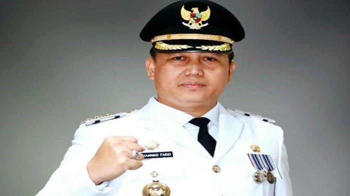 Banyuasin, sebuah kabupaten yang terletak di provinsi Sumatera Selatan, kembali menorehkan prestasi yang membanggakan dengan meraih penghargaan Nirwasita Tantra dan Sekolah Adiwiyata. Penghargaan ini bukan hanya sekadar pengakuan, tetapi juga mencerminkan komitmen yang kuat dari pemerintah daerah dan masyarakat dalam menjaga lingkungan serta meningkatkan kualitas pendidikan. Melalui artikel ini, kita akan membahas lebih dalam tentang makna dari kedua penghargaan ini, proses yang dilalui hingga meraih penghargaan, serta dampaknya terhadap masyarakat dan lingkungan di Banyuasin. Penghargaan Nirwasita Tantra: Makna dan Pentingnya Penghargaan Nirwasita Tantra adalah salah satu bentuk penghargaan yang diberikan oleh Kementerian Lingkungan Hidup dan Kehutanan kepada daerah-daerah yang telah menunjukkan komitmen tinggi dalam pengelolaan lingkungan. Penghargaan ini merupakan bagian dari upaya pemerintah untuk mendorong daerah agar lebih sadar akan pentingnya kelestarian lingkungan. Banyuasin, dengan segala potensi dan tantangan yang dihadapinya, berhasil meraih penghargaan ini berkat berbagai inisiatif yang telah diterapkan. Salah satu aspek penting dalam meraih penghargaan Nirwasita Tantra adalah program pengelolaan sampah yang efektif. Pemerintah daerah Banyuasin telah meluncurkan berbagai program yang bertujuan untuk mengurangi volume sampah, termasuk kampanye daur ulang, pengurangan penggunaan plastik, dan penyuluhan kepada masyarakat tentang pentingnya menjaga kebersihan lingkungan. Selain itu, peningkatan fasilitas pengolahan sampah juga menjadi fokus utama, di mana beberapa tempat pembuangan akhir diperbaiki dan dimodernisasi. Tidak hanya itu, partisipasi aktif masyarakat juga menjadi kunci keberhasilan Banyuasin dalam meraih penghargaan ini. Masyarakat dilibatkan dalam berbagai kegiatan lingkungan, seperti gotong royong membersihkan sungai, penanaman pohon, dan kegiatan edukasi lingkungan lainnya. Kolaborasi antara pemerintah dan masyarakat ini menunjukkan bahwa kesadaran akan lingkungan hidup bukan hanya tanggung jawab pemerintah, tetapi juga merupakan tanggung jawab bersama. Selain itu, program-program pelestarian sumber daya alam juga menjadi bagian penting dalam strategi Banyuasin. Dengan menjaga keanekaragaman hayati dan ekosistem yang ada, Banyuasin tidak hanya berupaya memenuhi kriteria untuk penghargaan, tetapi juga berusaha untuk menciptakan lingkungan yang lebih sehat dan berkelanjutan bagi generasi mendatang. Penghargaan Nirwasita Tantra ini tentu saja menjadi motivasi bagi Banyuasin untuk terus berinovasi dan memperbaiki pengelolaan lingkungan di masa mendatang. Sekolah Adiwiyata: Pendidikan Berbasis Lingkungan Sekolah Adiwiyata adalah program yang diinisiasi oleh Kementerian Lingkungan Hidup dan Kehutanan, yang bertujuan untuk menciptakan lingkungan sekolah yang bersih, sehat, dan ramah lingkungan. Meraih predikat Sekolah Adiwiyata adalah sebuah pencapaian yang menunjukkan bahwa sekolah-sekolah di Banyuasin telah menerapkan pendidikan yang berbasis pada kesadaran lingkungan. Hal ini tidak hanya berdampak pada kondisi fisik sekolah, tetapi juga pada pola pikir dan perilaku siswa. Proses pencapaian Sekolah Adiwiyata di Banyuasin melibatkan sejumlah langkah strategis. Pertama, sekolah-sekolah di Banyuasin diwajibkan untuk menyusun program aksi yang mencakup berbagai aspek lingkungan, seperti pengelolaan limbah, penghijauan, dan pengurangan penggunaan plastik. Dengan adanya program ini, siswa tidak hanya belajar tentang teori lingkungan, tetapi juga terlibat langsung dalam praktik-praktik baik yang mendukung kelestarian lingkungan. Selain itu, kegiatan ekstrakurikuler berbasis lingkungan juga diperkenalkan di sekolah-sekolah. Misalnya, kegiatan berkebun, penanaman pohon, dan lomba-lomba yang berhubungan dengan lingkungan menjadi bagian dari kurikulum. Kegiatan ini tidak hanya meningkatkan pengetahuan siswa tentang lingkungan, tetapi juga membentuk karakter mereka untuk lebih peduli terhadap isu-isu lingkungan. Lebih jauh lagi, kerja sama antara sekolah dan masyarakat juga menjadi salah satu faktor kunci dalam pencapaian Sekolah Adiwiyata. Melalui kolaborasi dengan organisasi non-pemerintah, pemerintah daerah, dan komunitas sekitar, sekolah-sekolah di Banyuasin bisa mendapatkan dukungan dalam bentuk pendidikan, sumber daya, serta pelatihan bagi tenaga pendidik. Dengan demikian, tidak hanya siswanya yang mendapatkan manfaat, tetapi seluruh masyarakat juga bisa terlibat dalam upaya menjaga lingkungan. Penghargaan Sekolah Adiwiyata ini diharapkan dapat memacu sekolah-sekolah lain di Banyuasin untuk mengikuti jejak dan meningkatkan kualitas pendidikan berbasis lingkungan. Melalui pendidikan yang baik dan kesadaran yang tinggi, generasi muda Banyuasin diharapkan dapat menjadi agen perubahan yang peduli terhadap lingkungan. Dampak Penghargaan terhadap Masyarakat dan Lingkungan Penghargaan Nirwasita Tantra dan Sekolah Adiwiyata tidak hanya menjadi prestasi bagi Banyuasin, tetapi juga memberikan dampak positif bagi masyarakat dan lingkungan. Pertama, dengan adanya penghargaan ini, masyarakat semakin memiliki kesadaran akan pentingnya menjaga lingkungan. Program-program yang telah dilaksanakan mendorong masyarakat untuk lebih aktif dalam menjaga kebersihan dan kelestarian lingkungan. Dampak kedua adalah peningkatan kualitas hidup masyarakat. Dengan lingkungan yang lebih bersih dan sehat, masyarakat Banyuasin dapat menikmati kualitas hidup yang lebih baik. Misalnya, penanganan sampah yang lebih baik mengurangi risiko penyakit yang disebabkan oleh lingkungan kotor. Selain itu, penghijauan yang dilakukan juga memberikan efek positif terhadap kualitas udara, yang tentu saja bermanfaat bagi kesehatan masyarakat. Selanjutnya, penghargaan ini juga berdampak pada pengembangan ekonomi masyarakat. Dengan lingkungan yang lebih baik, Banyuasin berpotensi menarik lebih banyak wisatawan dan investasi. Sektor pariwisata yang berbasis pada ekowisata dapat berkembang, yang pada gilirannya akan membuka lapangan kerja baru bagi masyarakat. Dengan demikian, lingkungan yang terjaga akan mendukung pertumbuhan ekonomi yang berkelanjutan. Terakhir, pengakuan ini juga membuka peluang untuk mendapatkan bantuan dan program dari pemerintah pusat serta lembaga internasional. Dengan status sebagai daerah yang peduli lingkungan, Banyuasin berpeluang mendapatkan sumber daya tambahan untuk pengembangan program-program lingkungan yang lebih luas. Kesempatan ini harus dimanfaatkan sebaik-baiknya untuk terus meningkatkan kualitas lingkungan dan pendidikan di Banyuasin.